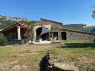 Ancienne ferme rénovée sur un domaine attenant de 12 hectares avec source, vue montagnes et potentiel multi-habitation — photo 2