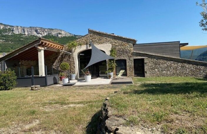 Ancienne ferme rénovée sur un domaine attenant de 12 hectares avec source, vue montagnes et potentiel multi-habitation — photo 2