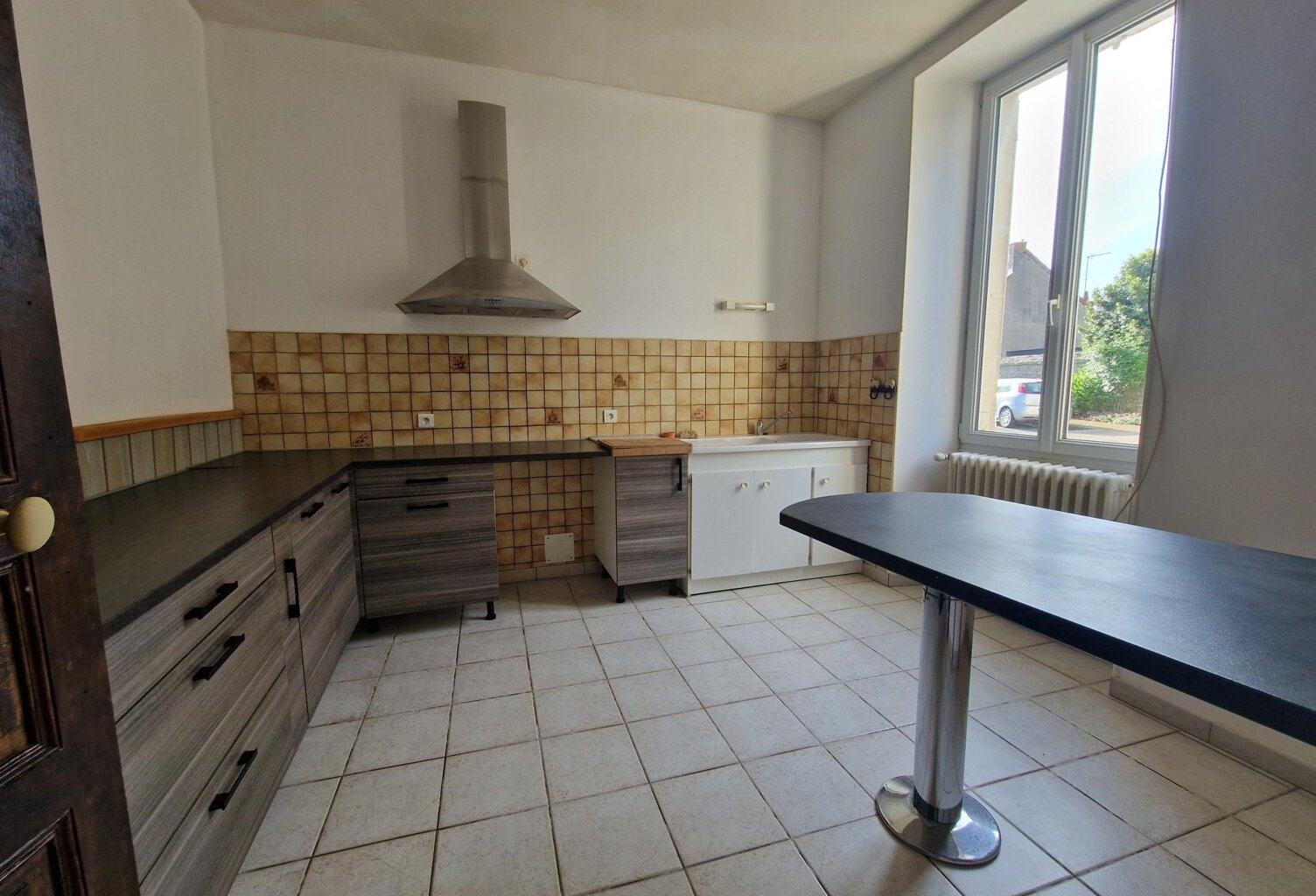 Maison de charme avec cour, garage et potentiel d'agrandissement — photo 1