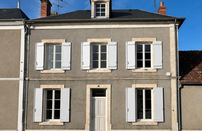 Maison de charme avec cour, garage et potentiel d'agrandissement — photo 2