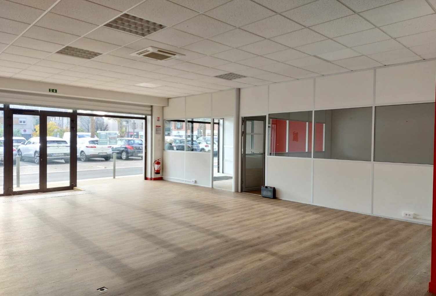 Location commerce  123 m² à Le Péage-de-Roussillon (38550) — photo 1