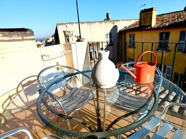 Appartement T2 plein de charme  avec terrasse au coeur de Hyères — photo du bien
