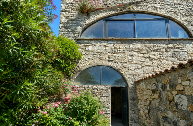 Maison en pierre avec terrasse panoramique au coeur d'un village médiéval. — photo du bien