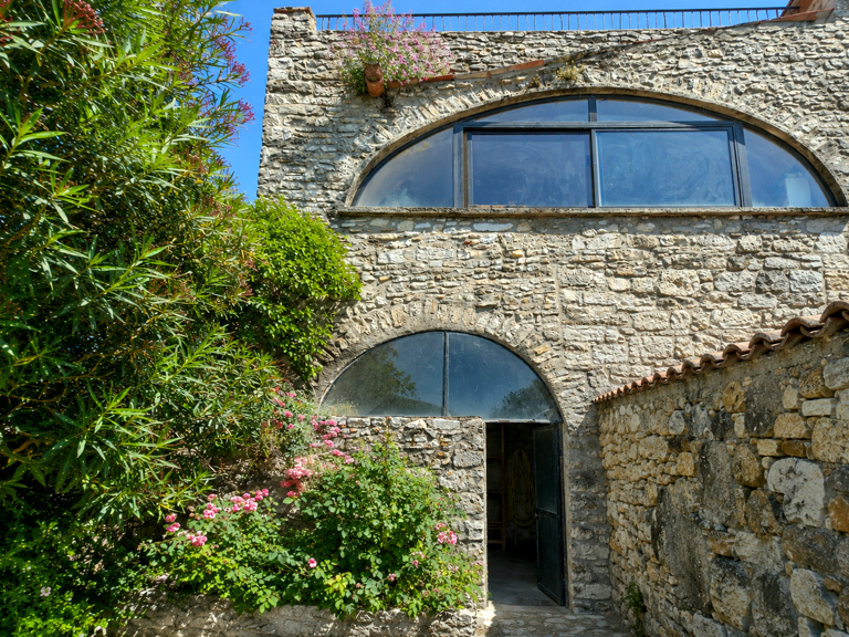 Maison en pierre avec terrasse panoramique au coeur d'un village médiéval. — photo 1