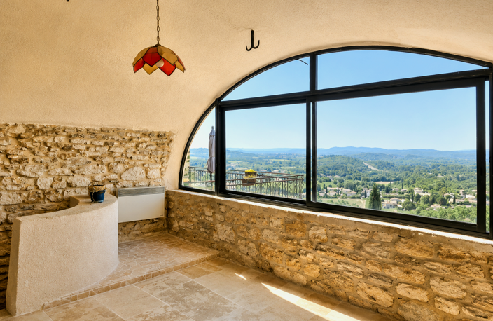 Maison en pierre avec terrasse panoramique au coeur d'un village médiéval. — photo 4