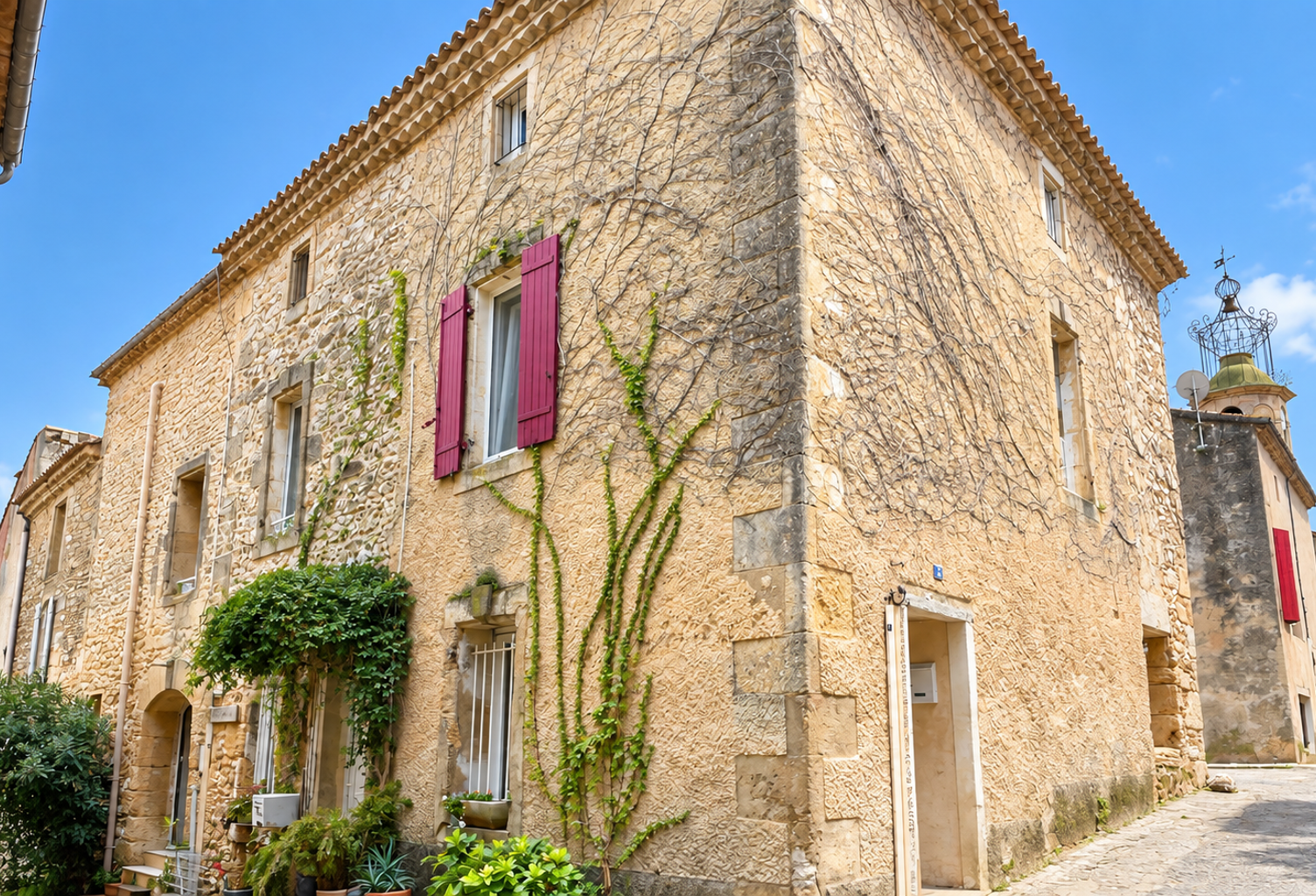 Spécial investissement : Charmante maison de village avec terrasses et deux appartements loués meublés — photo 1