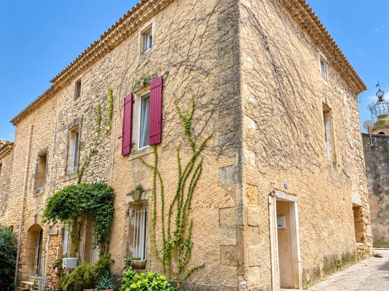 Spécial investissement : Charmante maison de village avec terrasses et deux appartements loués meublés — photo 1