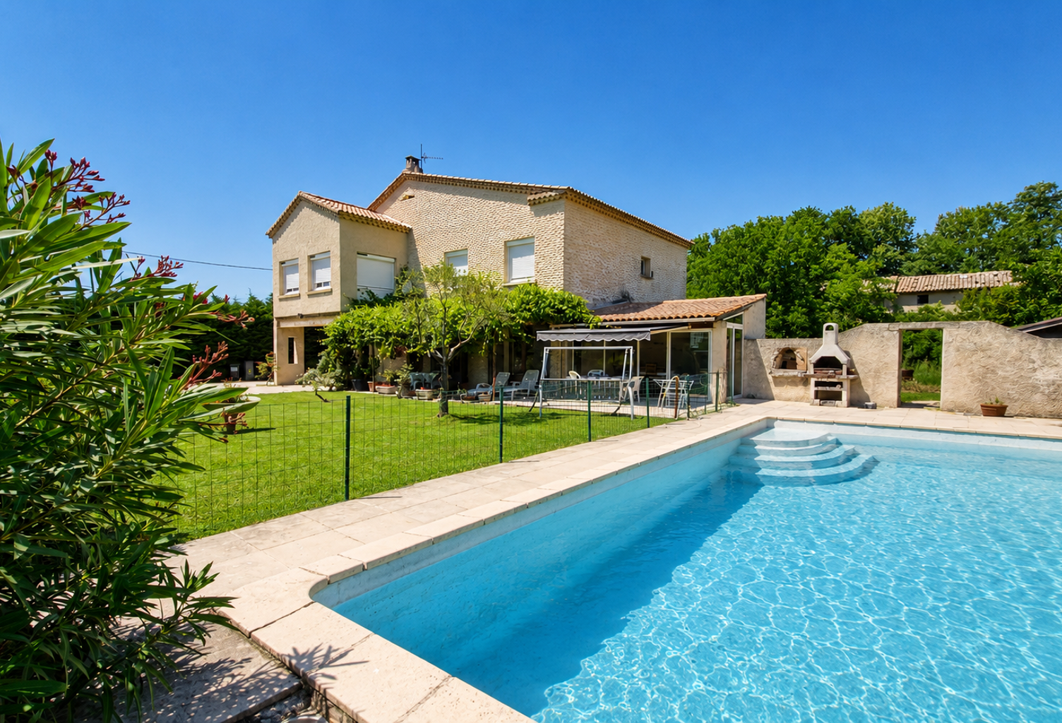 PERNES LES FONTAINES VILLA SH 227M2 SUR UN TERRAIN AVEC PISCINE DE 1205M2 — photo 1