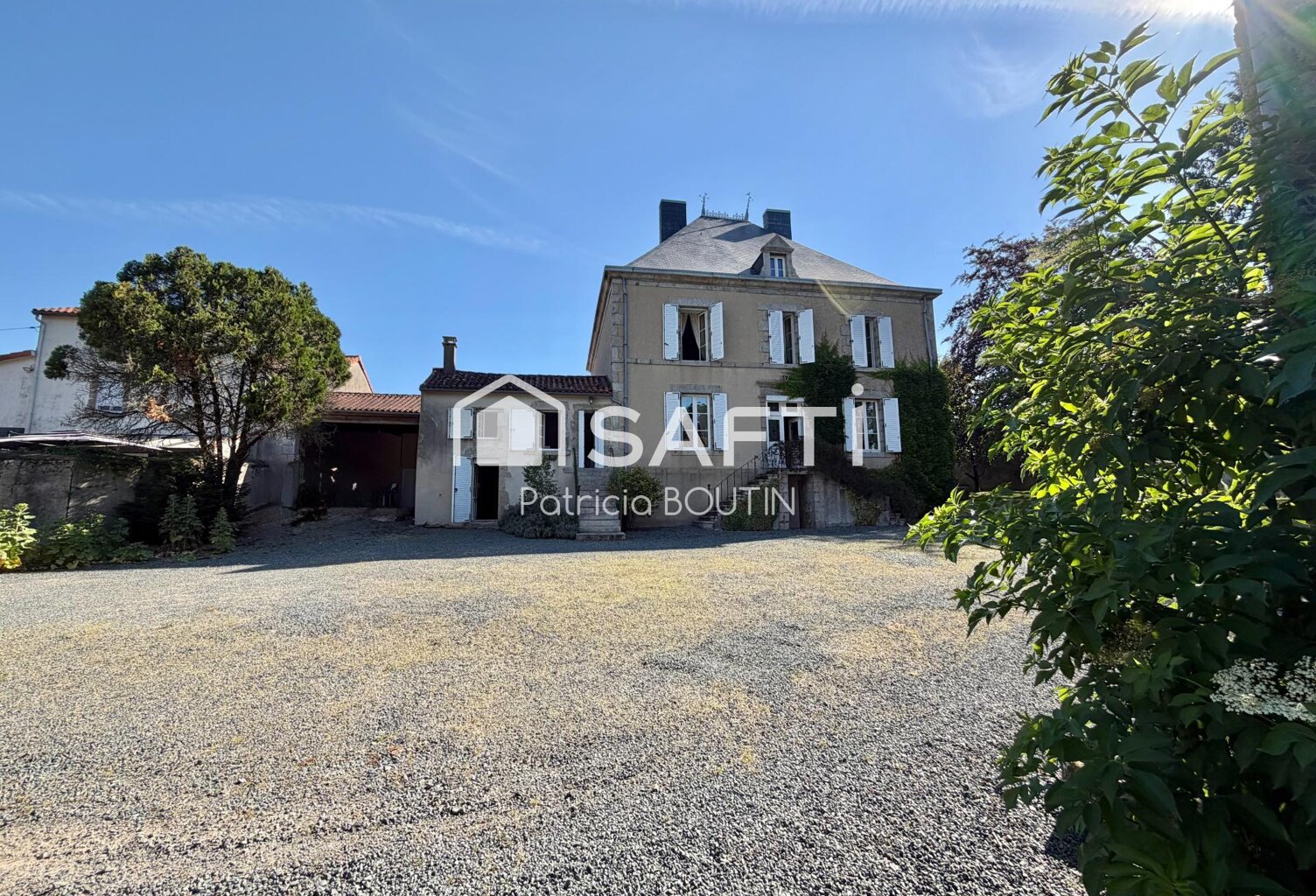 MAISON DE MAITRE + PETITE MAISON A RENOVER ET DEPENDANCES A SAINT PAUL EN GATINE ! — photo 1