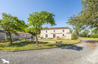 Maison en pierre de 7 pièces principales — photo du bien