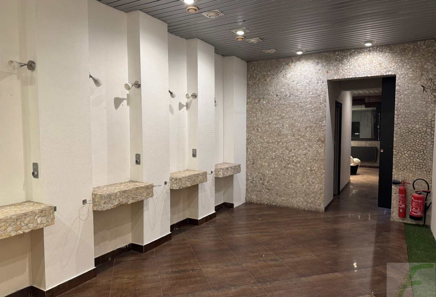 Local commercial — photo 1