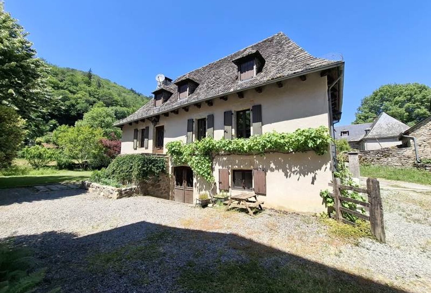 Maison en pierre de 9 pièces principales — photo 1