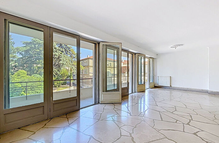 T5 TRAVERSANT DE 106 m² - TERRASSE - EMPLACEMENT D'EXCEPTION — photo 3