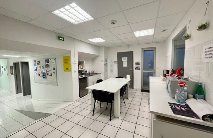 LOCAL BUREAU D'ACTIVITÉ 185 M2 LUNEL CENTRE — photo 2