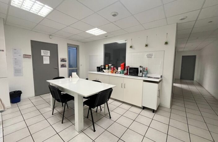 LOCAL BUREAU D'ACTIVITÉ 185 M2 LUNEL CENTRE — photo 3