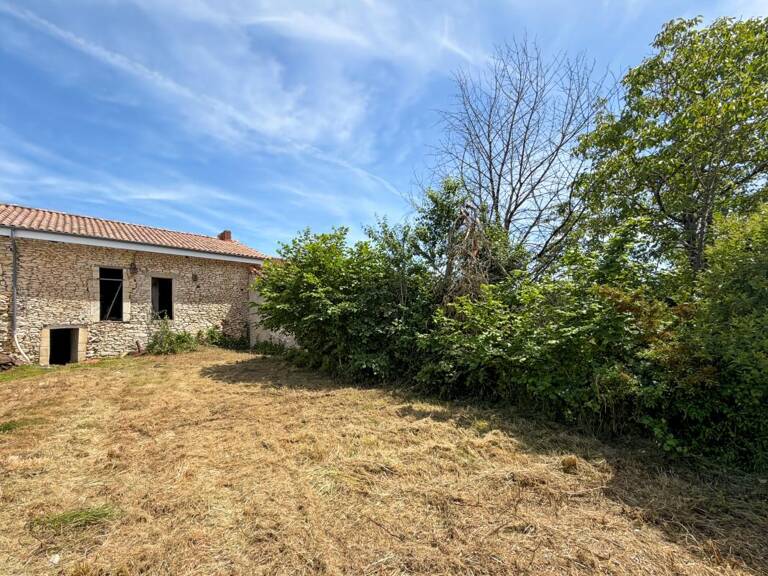   Authentique ancien chais en pierre à rénover – Charme et potentiel au cœur d’un hameau paisible — photo 1