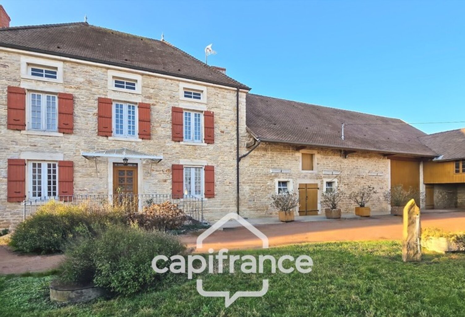 A vendre Maison en pierre de 9 pièces 180 m² avec dépendances de 880 m² sur terrain de 3692 m² (71100) — photo 1