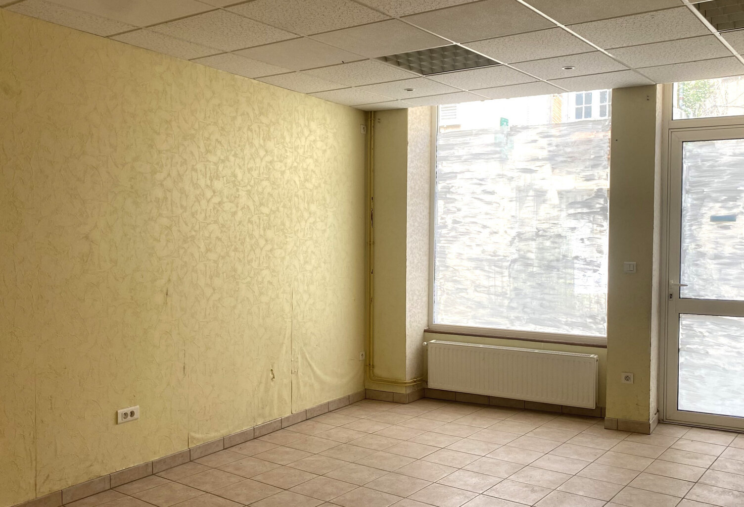 à vendre LOCAL COMMERCIAL AVEC LOGEMENT ET DÉPENDANCES à L'ISLE SUR SEREIN (89) — photo 1