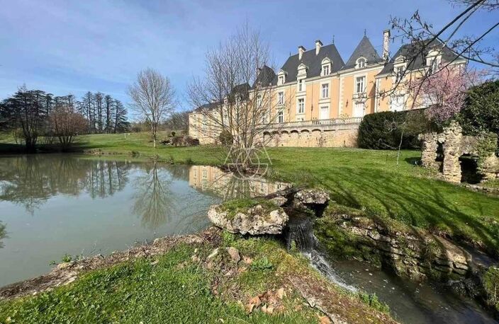 Château du XIXe siècle avec un parc de 75 ha, situé à proximité immédiate de Poitiers — photo 3