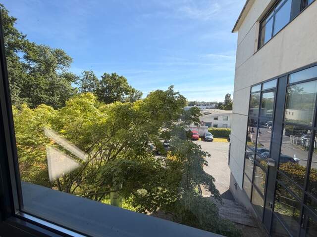 bureaux à louer LIMONEST (69) bureaux au 1er étage avec ascenseur de 70m2 environ — photo du bien