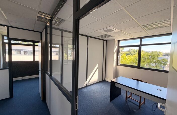 bureaux à louer LIMONEST (69) bureaux au 1er étage avec ascenseur de 70m2 environ — photo 2