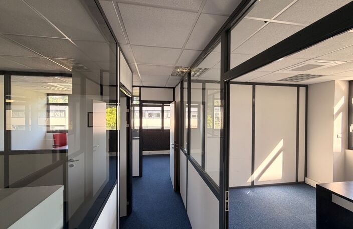 bureaux à louer LIMONEST (69) bureaux au 1er étage avec ascenseur de 70m2 environ — photo 3