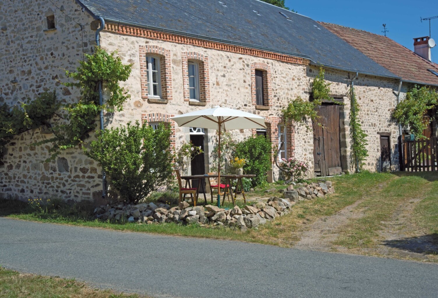 Dpt Creuse (23), à vendre  à Fleurat  maison de 4 pièces de 78 m2 - Grange attenante et terrain de 1289 m2 — photo 1