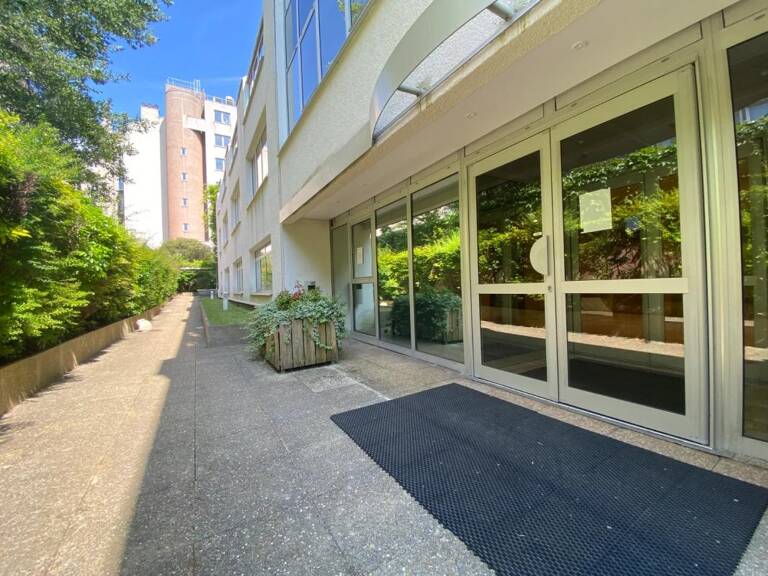 A vendre immeuble de bureaux de 1500 m² en RDC + 2 niveaux. Très beau Rooftop aménagé et des rez de jardins privatifs. ERP de 5ème catégorie (duplex rdc/1er).Parkings — photo 1