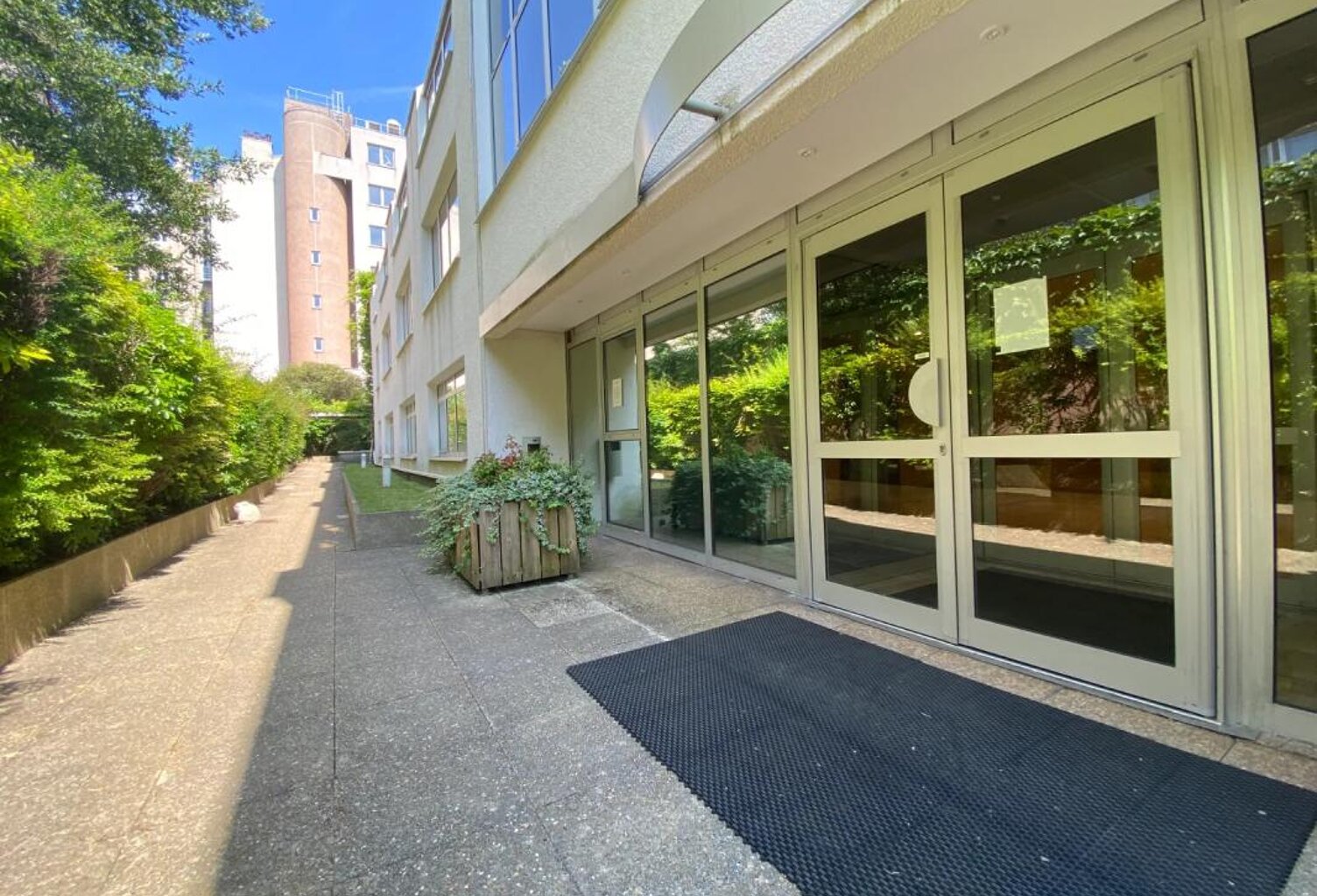 A vendre immeuble de bureaux de 1500 m² en RDC + 2 niveaux. Très beau Rooftop aménagé et des rez de jardins privatifs. ERP de 5ème catégorie (duplex rdc/1er).Parkings — photo 1