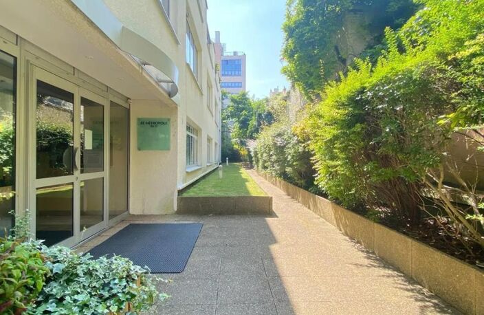 A vendre immeuble de bureaux de 1500 m² en RDC + 2 niveaux. Très beau Rooftop aménagé et des rez de jardins privatifs. ERP de 5ème catégorie (duplex rdc/1er).Parkings — photo 2