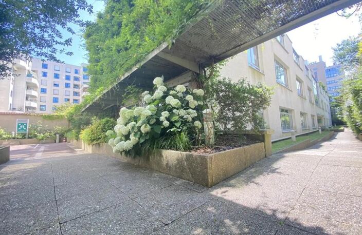 A vendre immeuble de bureaux de 1500 m² en RDC + 2 niveaux. Très beau Rooftop aménagé et des rez de jardins privatifs. ERP de 5ème catégorie (duplex rdc/1er).Parkings — photo 3