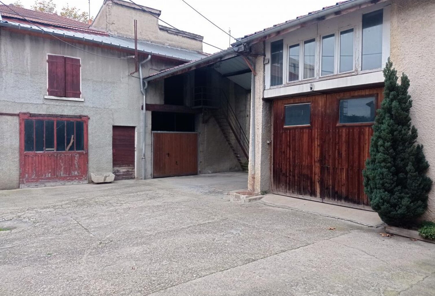 Vaulx en Velin Village environ 400 m² de bâti au sol sur 715m² zone Uce4b du PLUH — photo 1