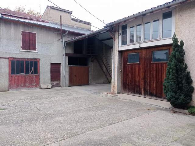 Vaulx en Velin Village environ 400 m² de bâti au sol sur 715m² zone Uce4b du PLUH — photo du bien
