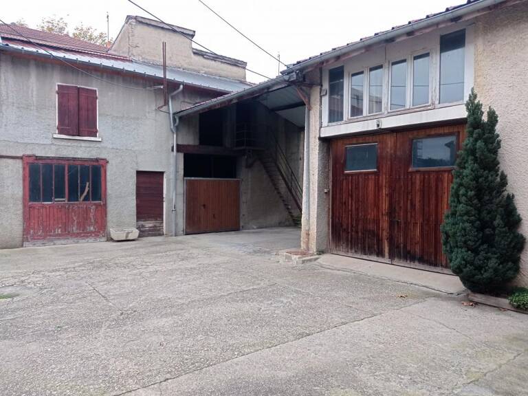 Vaulx en Velin Village environ 400 m² de bâti au sol sur 715m² zone Uce4b du PLUH — photo 1