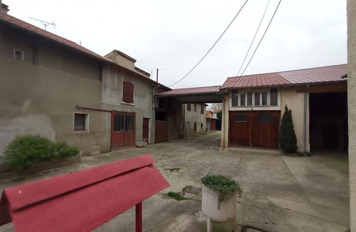 Vaulx en Velin Village environ 400 m² de bâti au sol sur 715m² zone Uce4b du PLUH — photo 2