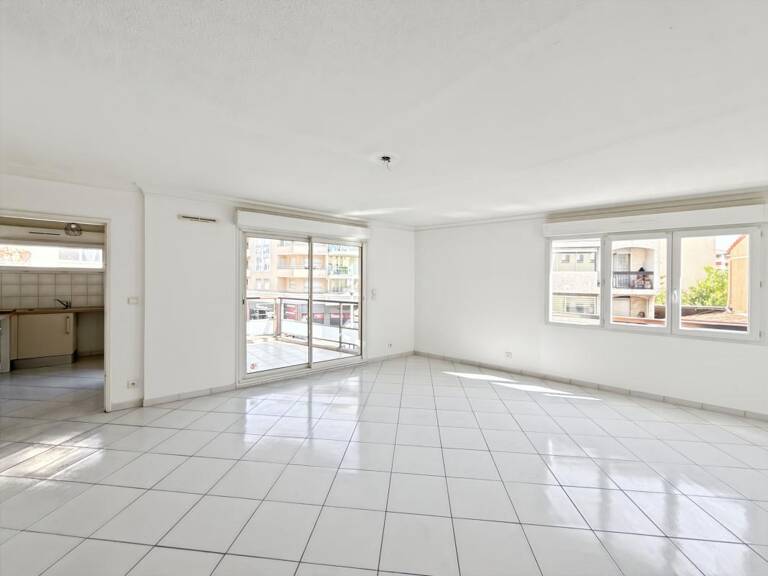 Appartement À Vendre - Grande T3 avec stationnement - Centre ville — photo 1