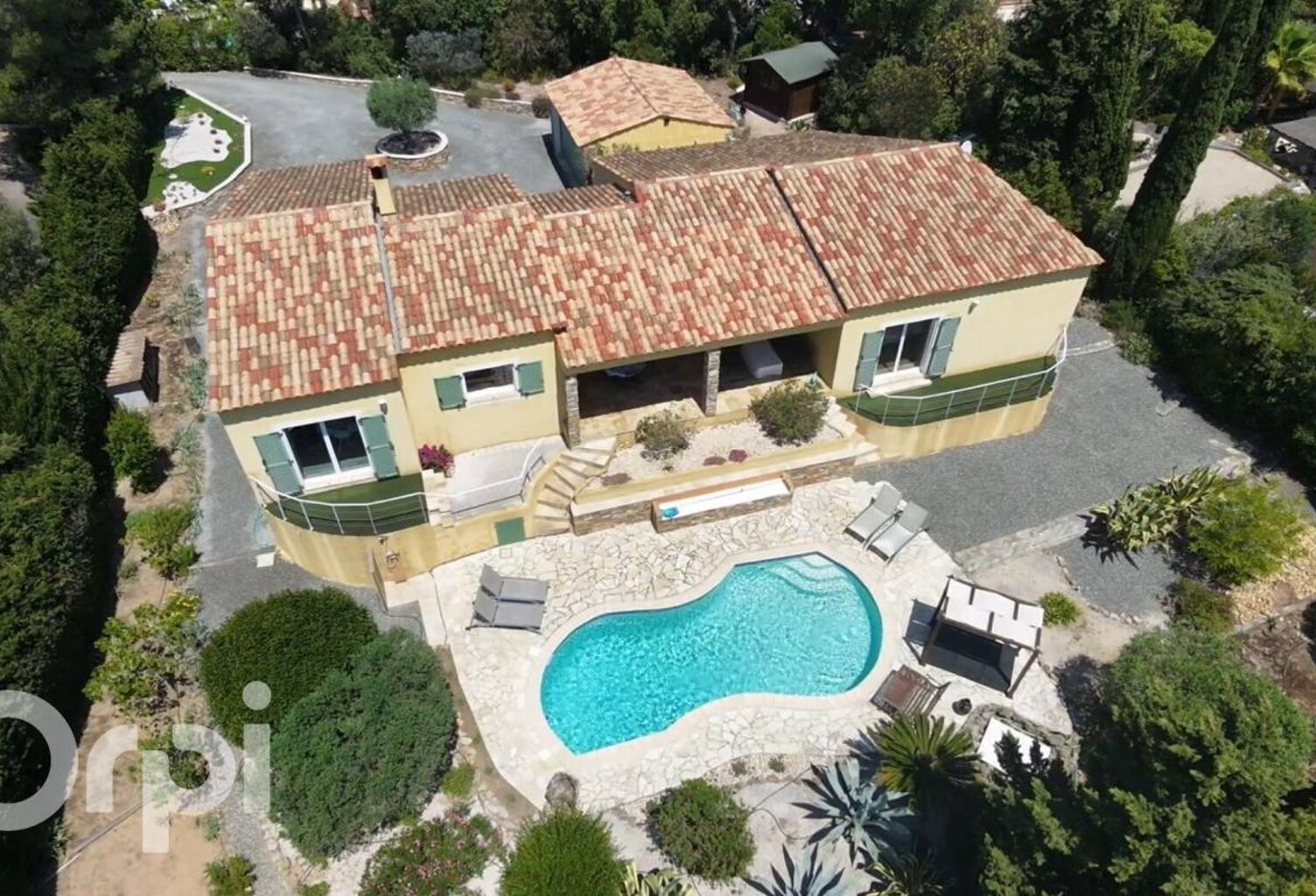 VILLA DE PLAIN PIED - 6 PIECES - TRIPLE GARAGE — photo 1