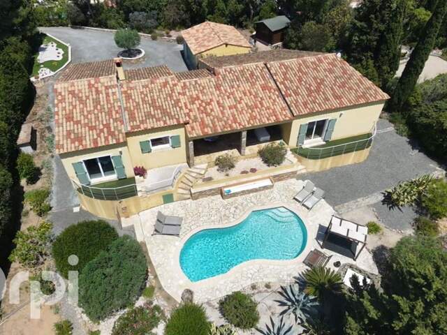 VILLA DE PLAIN PIED - 6 PIECES - TRIPLE GARAGE — photo du bien