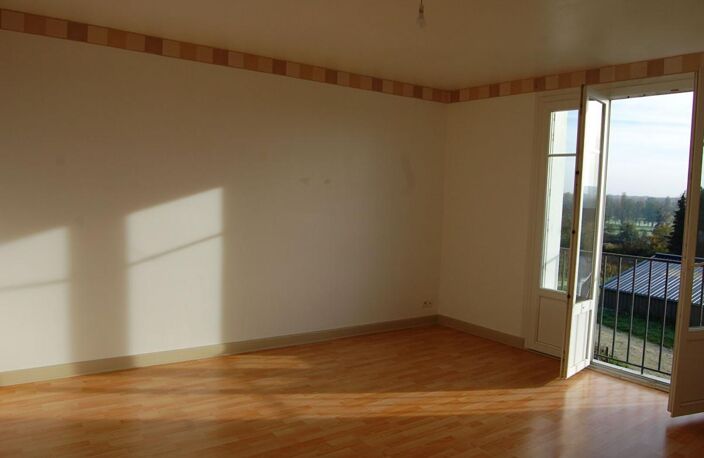 Saint-Satur (18300) : Spacieux T2 de 59 m² au 2ème étage avec parking privé et jardin commun — photo 4