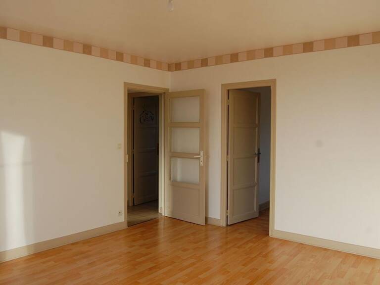 Saint-Satur (18300) : Spacieux T2 de 59 m² au 2ème étage avec parking privé et jardin commun — photo 1
