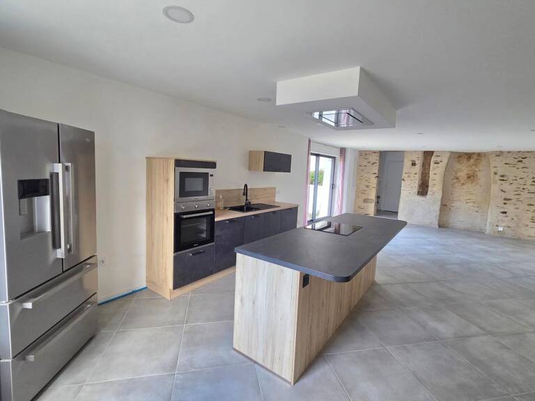 Maison en pierre rénovée avec grange — photo 1