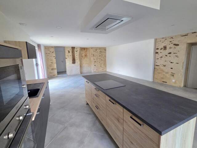 Maison en pierre rénovée avec grange — photo du bien
