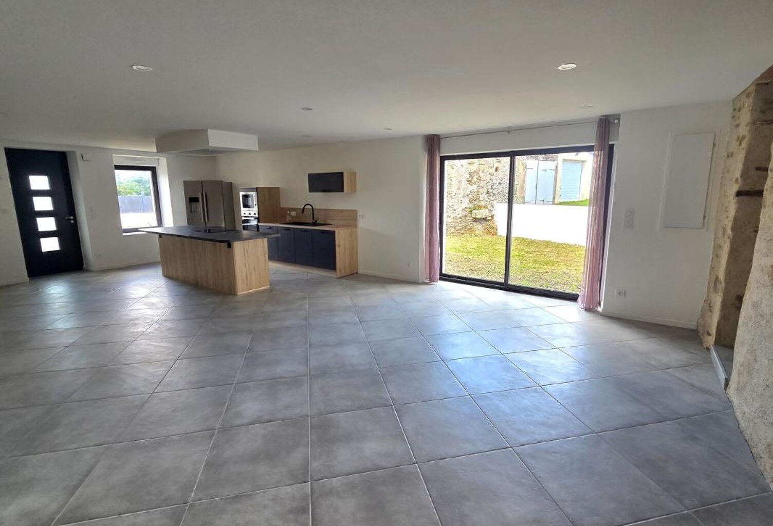 Maison en pierre rénovée avec grange — photo 1