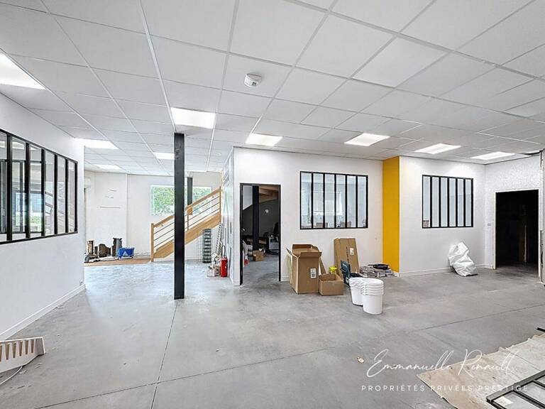 Local d'activité de 700 m² aux portes de Vannes · Fort potentiel — photo 1