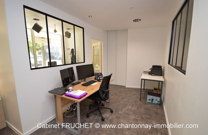 CHANTONNAY - Beau local professionnel — photo 3