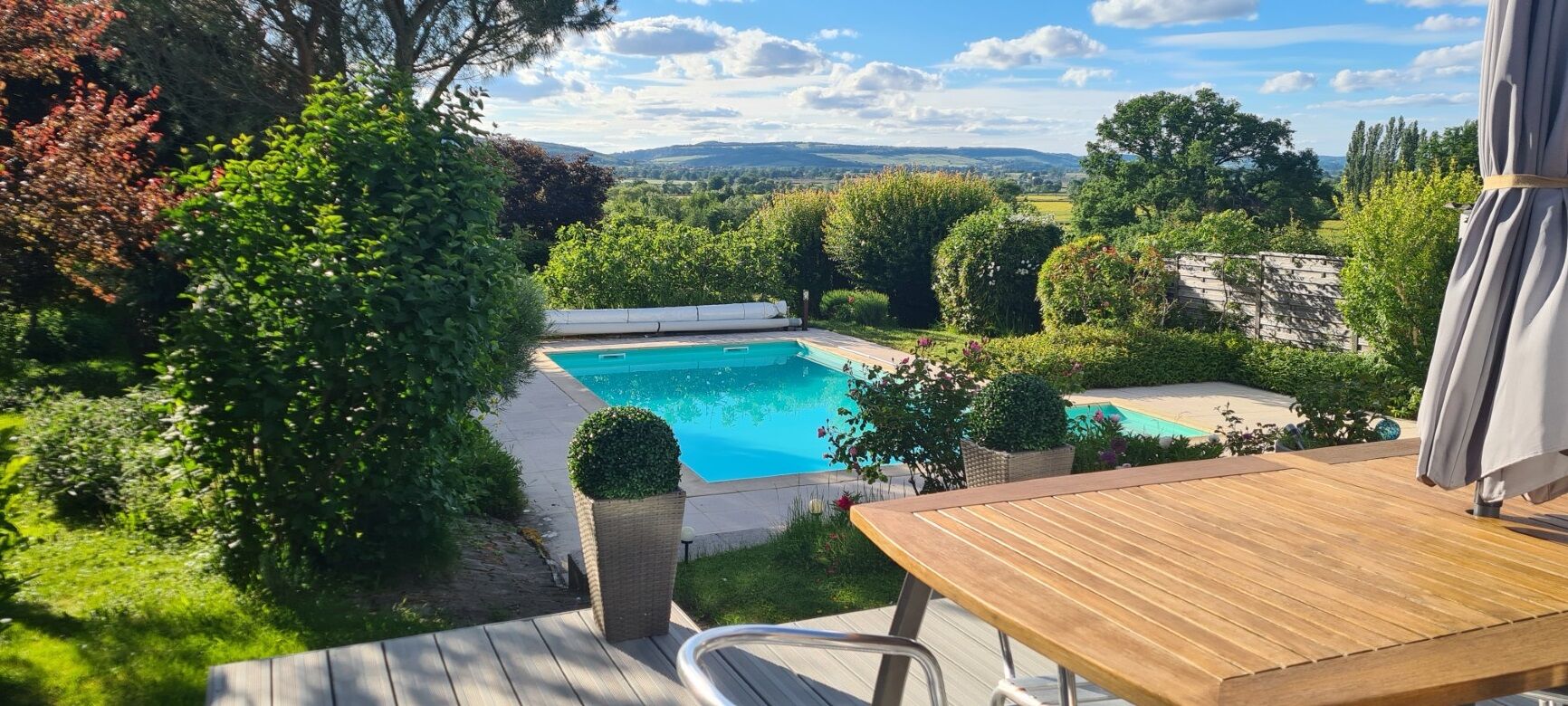 Belle situation avec vue et jardin paysager. Piscine.