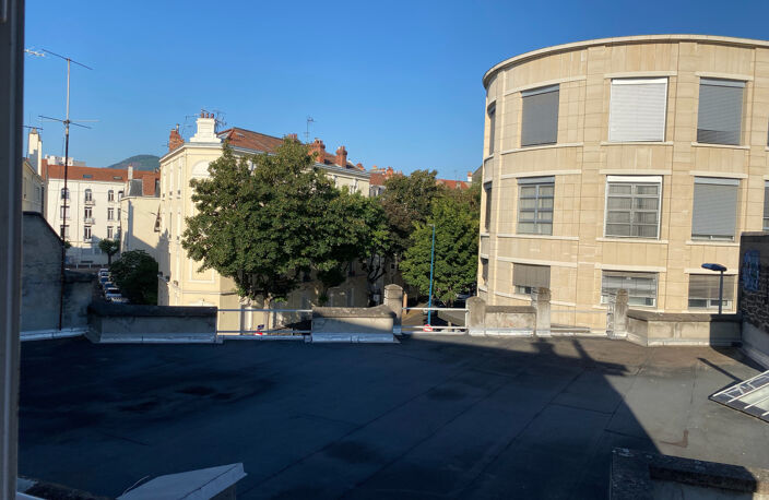 Centre ville T2 bis à renover — photo 3