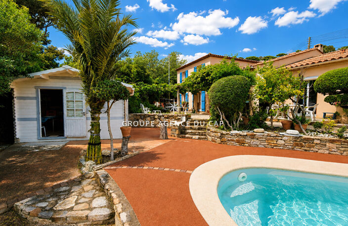 Villa de 165m2 avec piscine 2 garages abri voitures et proche des plages, aux Issambres — photo 2