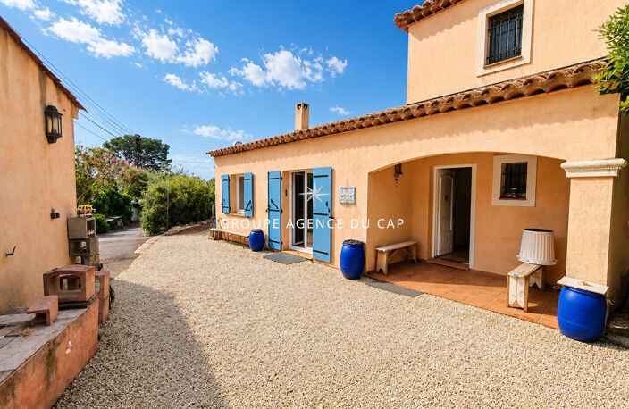 Villa de 165m2 avec piscine 2 garages abri voitures et proche des plages, aux Issambres — photo 3