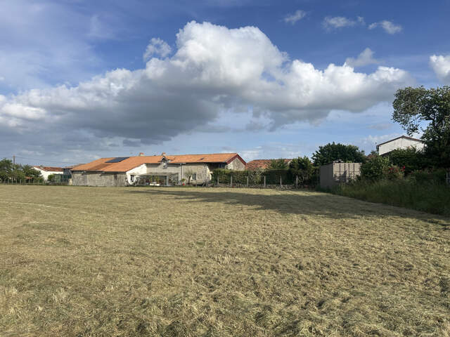 Terrain constructible proche de la N10 et des commodités. — photo du bien